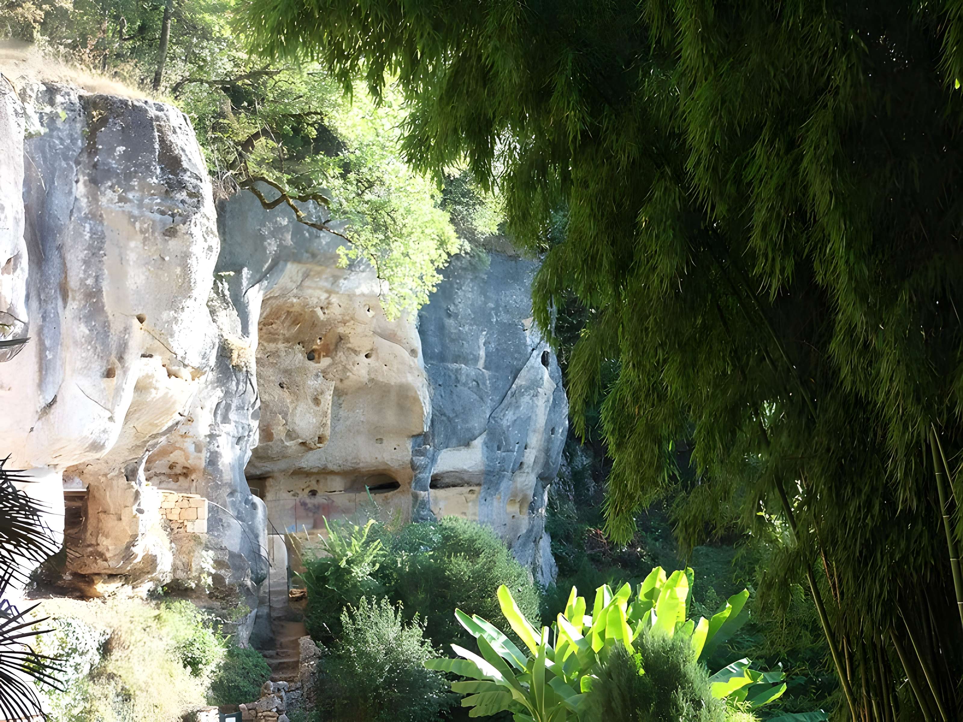 Grotte ornée de gravures prehistoriques, dite aussi Grotte du Sorcier