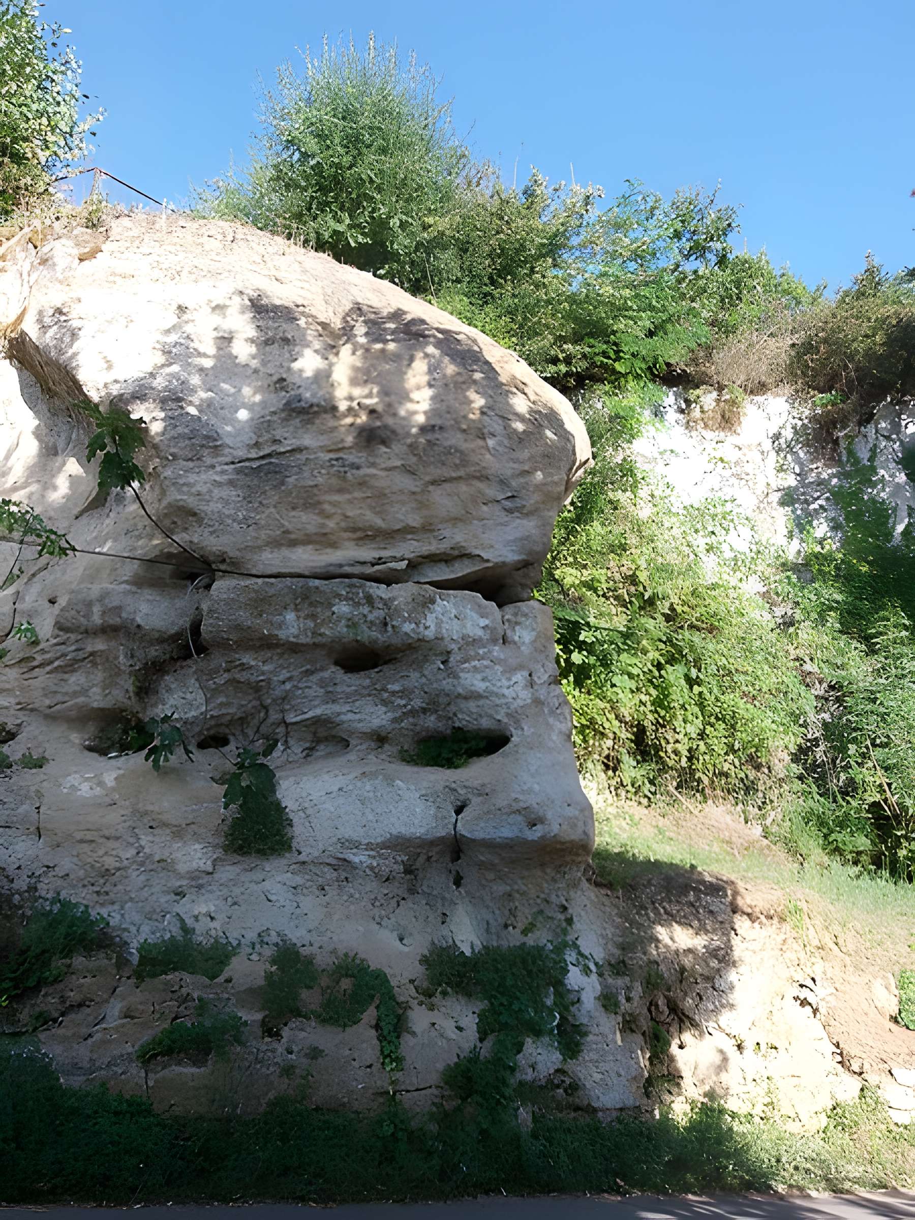 Grotte ornée de gravures prehistoriques, dite aussi Grotte du Sorcier