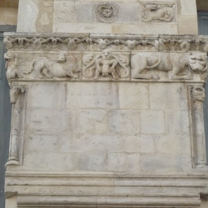 Photo de Maison romane, 1 Rue de la Madeleine à Nîmes