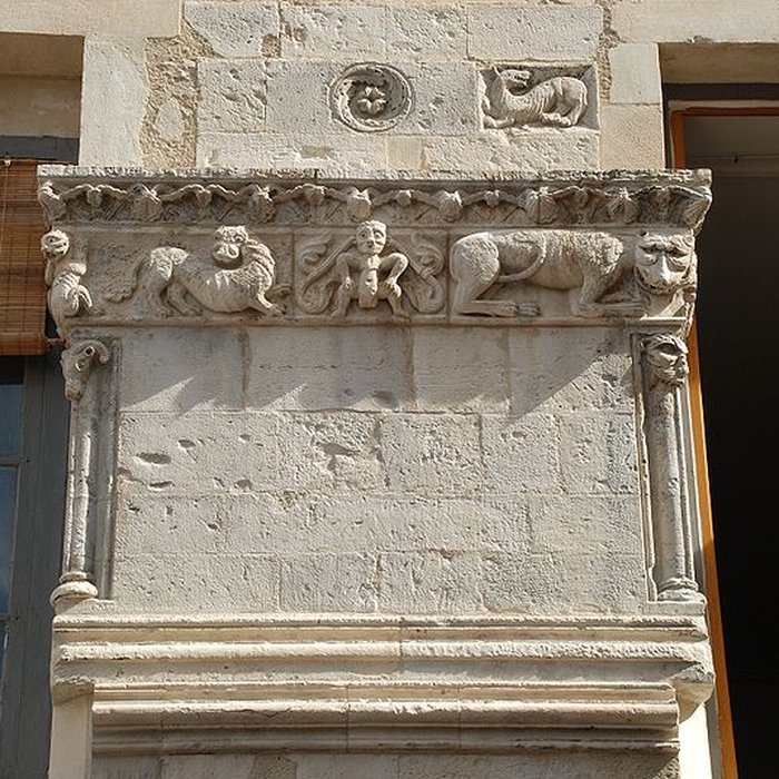 Photo de Maison romane, 1 Rue de la Madeleine à Nîmes