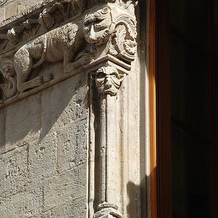 Photo de Maison romane, 1 Rue de la Madeleine à Nîmes