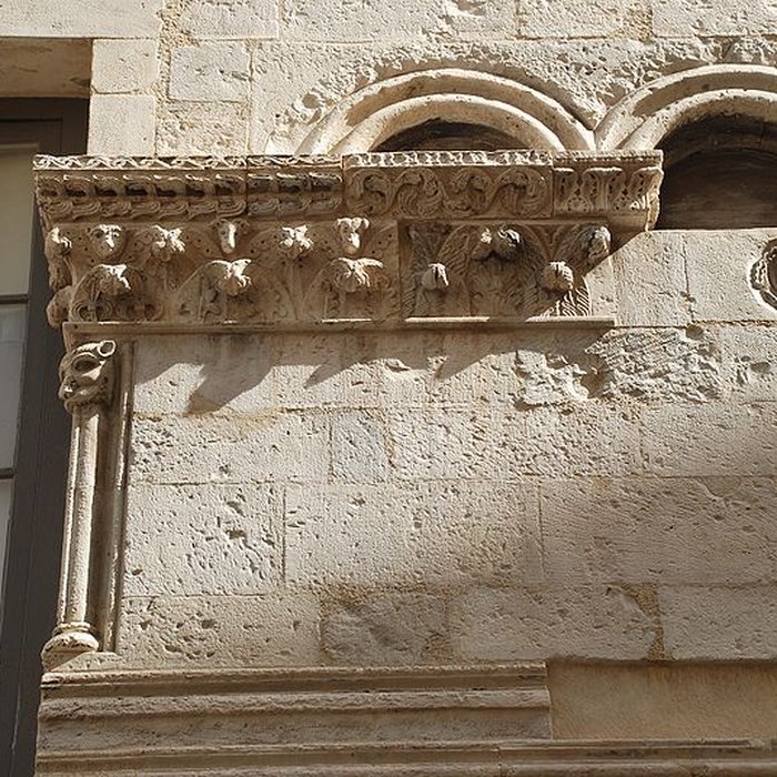 Photo de Maison romane, 1 Rue de la Madeleine à Nîmes