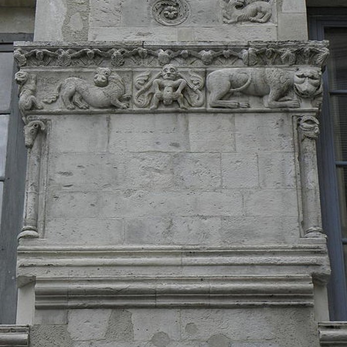 Photo de Maison romane, 1 Rue de la Madeleine à Nîmes