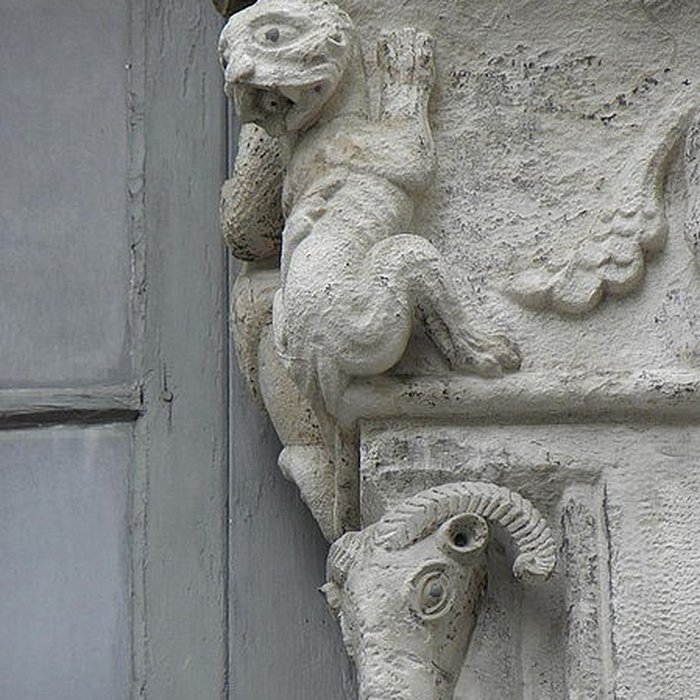 Photo de Maison romane, 1 Rue de la Madeleine à Nîmes