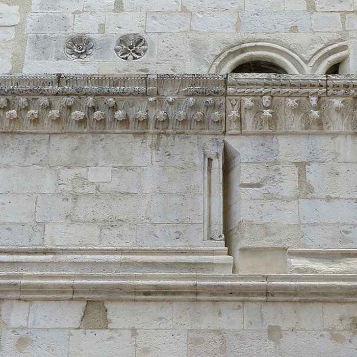 Photo de Maison romane, 1 Rue de la Madeleine à Nîmes