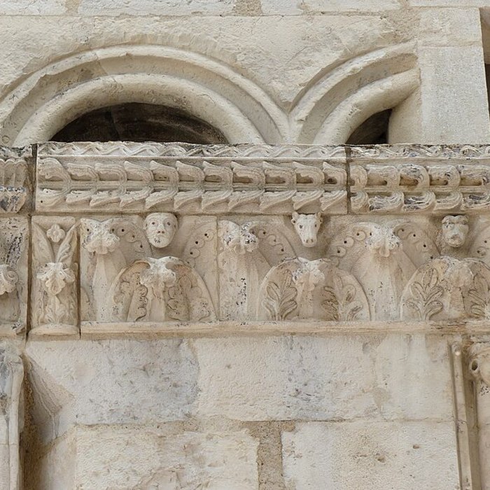 Photo de Maison romane, 1 Rue de la Madeleine à Nîmes