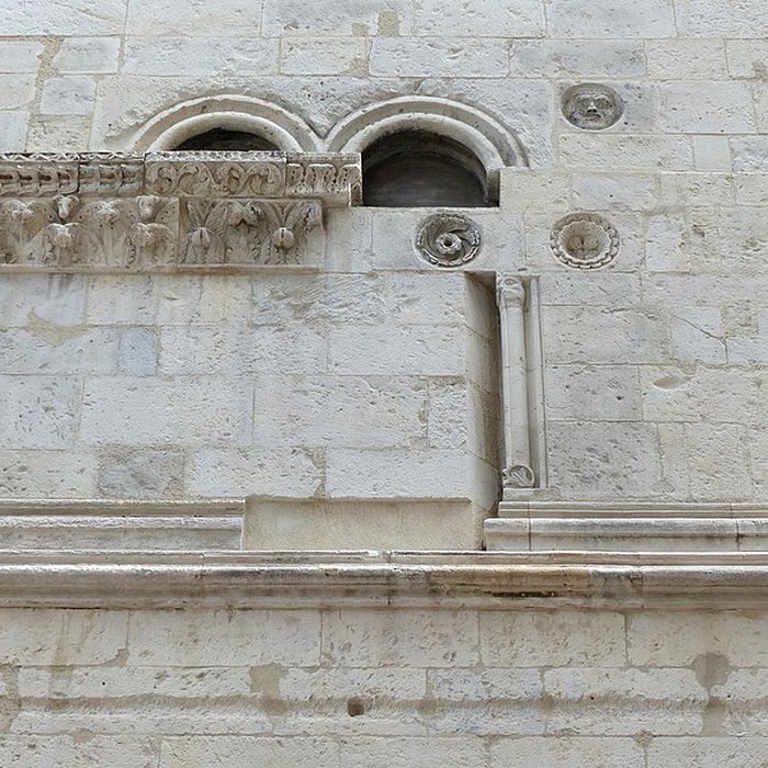 Photo de Maison romane, 1 Rue de la Madeleine à Nîmes