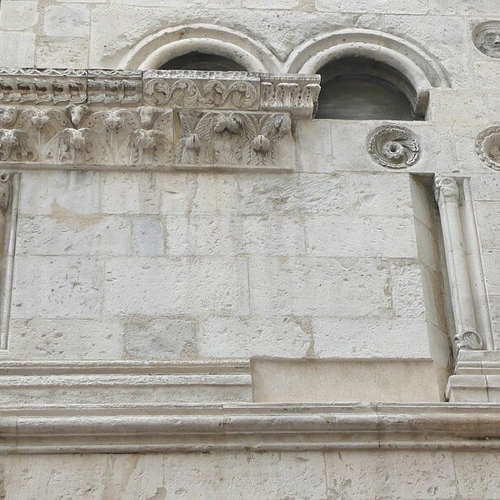 Photo de Maison romane, 1 Rue de la Madeleine à Nîmes