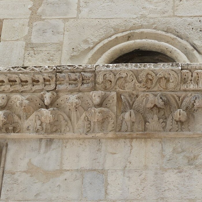 Photo de Maison romane, 1 Rue de la Madeleine à Nîmes