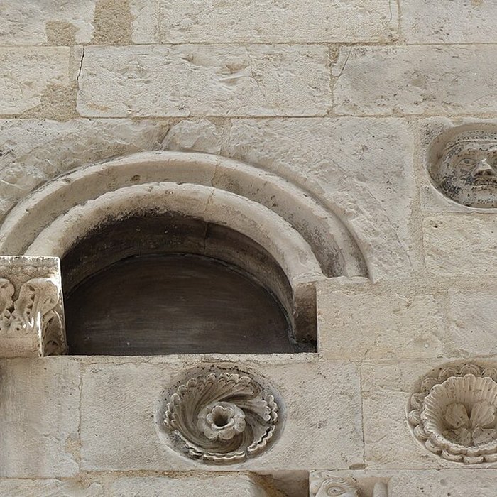 Photo de Maison romane, 1 Rue de la Madeleine à Nîmes
