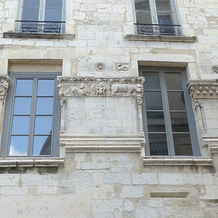 Photo de Maison romane, 1 Rue de la Madeleine à Nîmes
