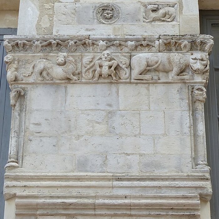 Photo de Maison romane, 1 Rue de la Madeleine à Nîmes