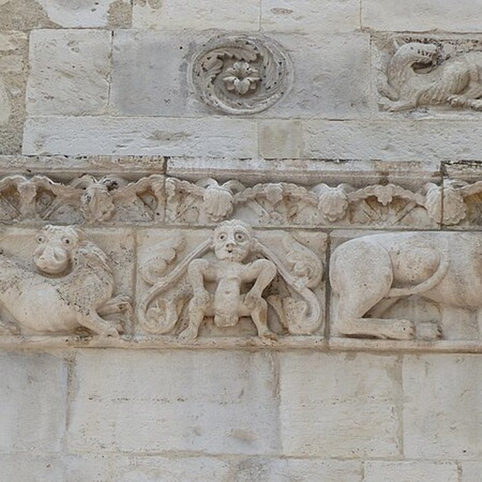 Photo de Maison romane, 1 Rue de la Madeleine à Nîmes