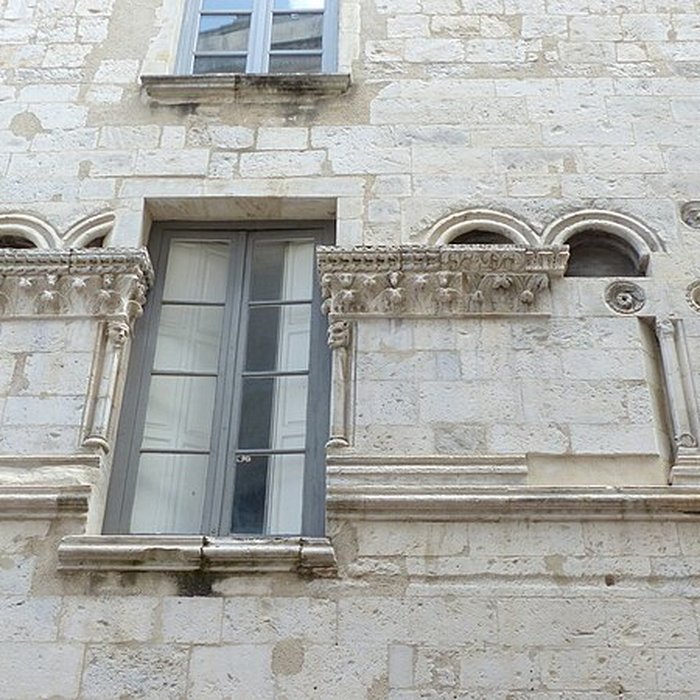 Photo de Maison romane, 1 Rue de la Madeleine à Nîmes