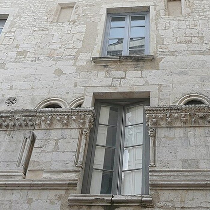 Photo de Maison romane, 1 Rue de la Madeleine à Nîmes