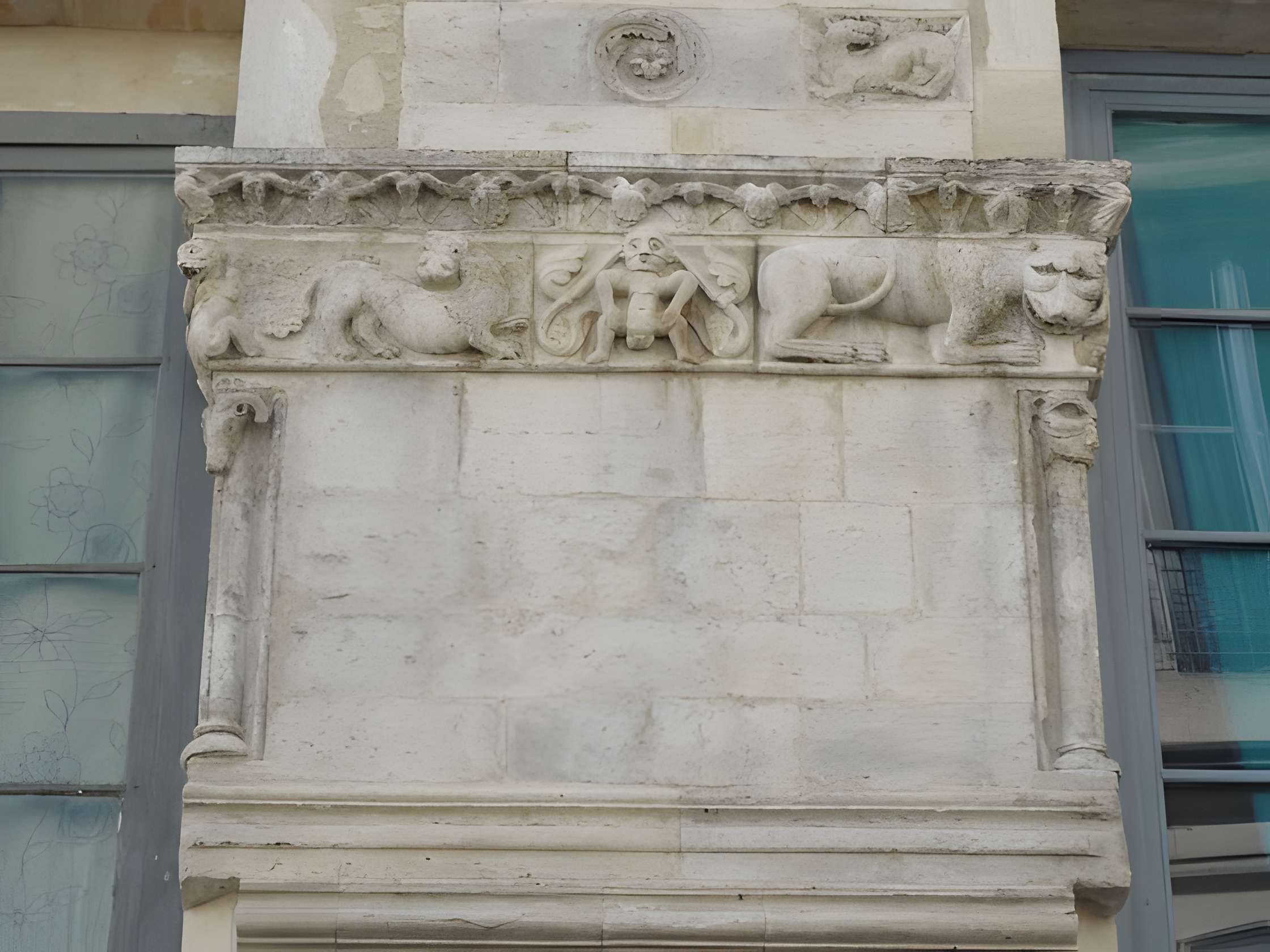 Maison romane, 1 Rue de la Madeleine à Nîmes
