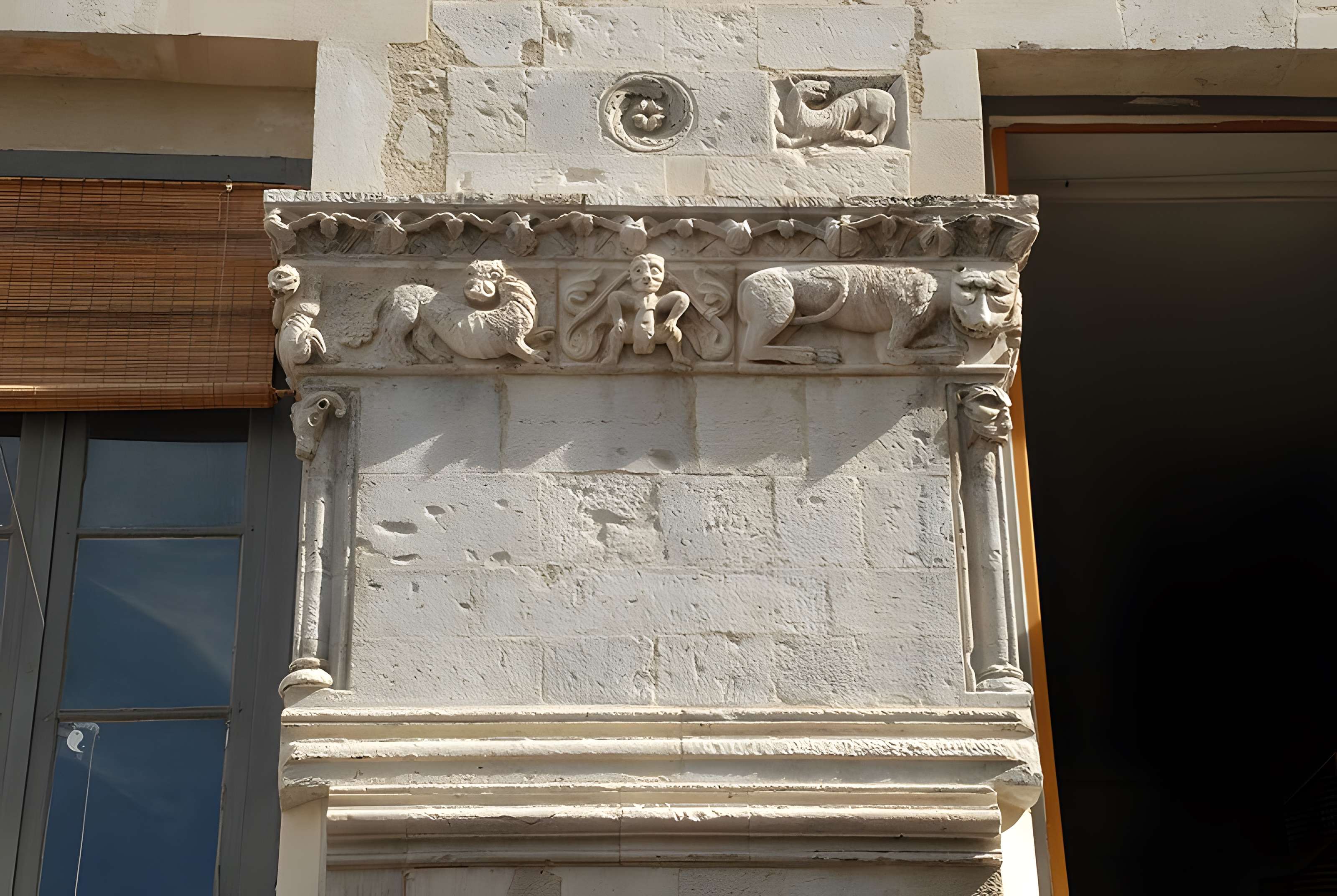 Maison romane, 1 Rue de la Madeleine à Nîmes