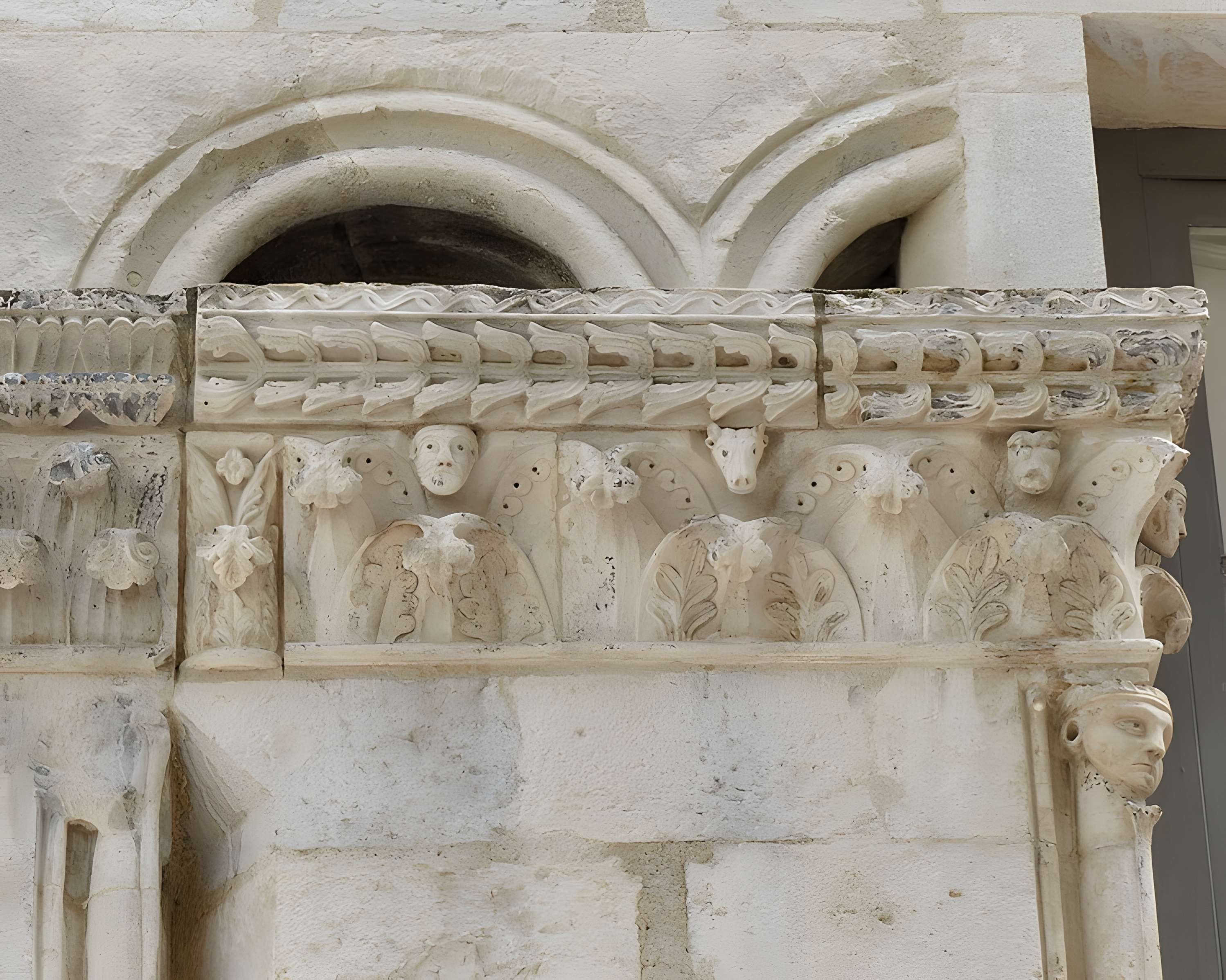 Maison romane, 1 Rue de la Madeleine à Nîmes