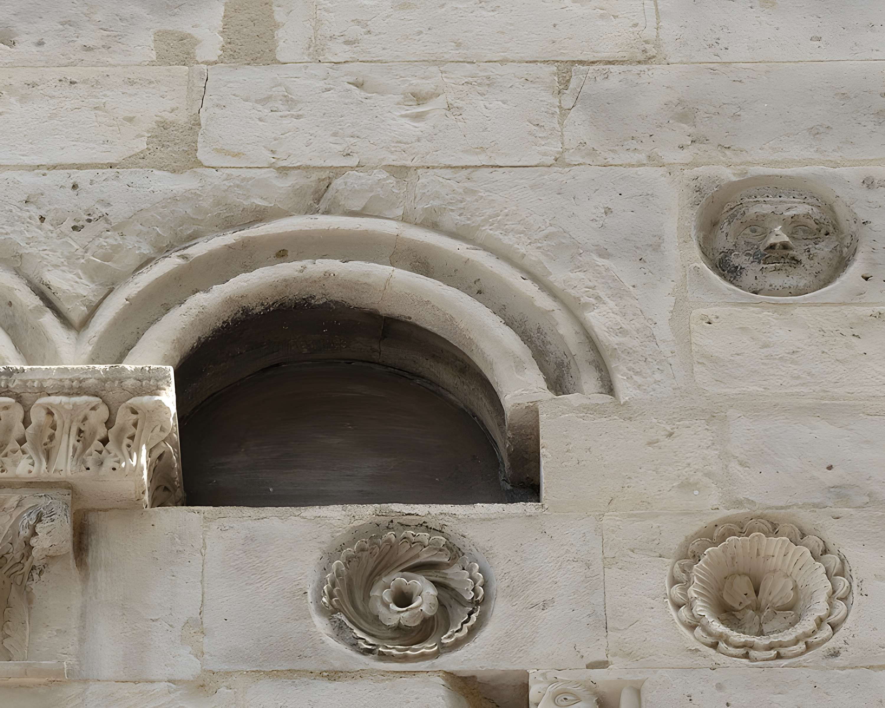Maison romane, 1 Rue de la Madeleine à Nîmes