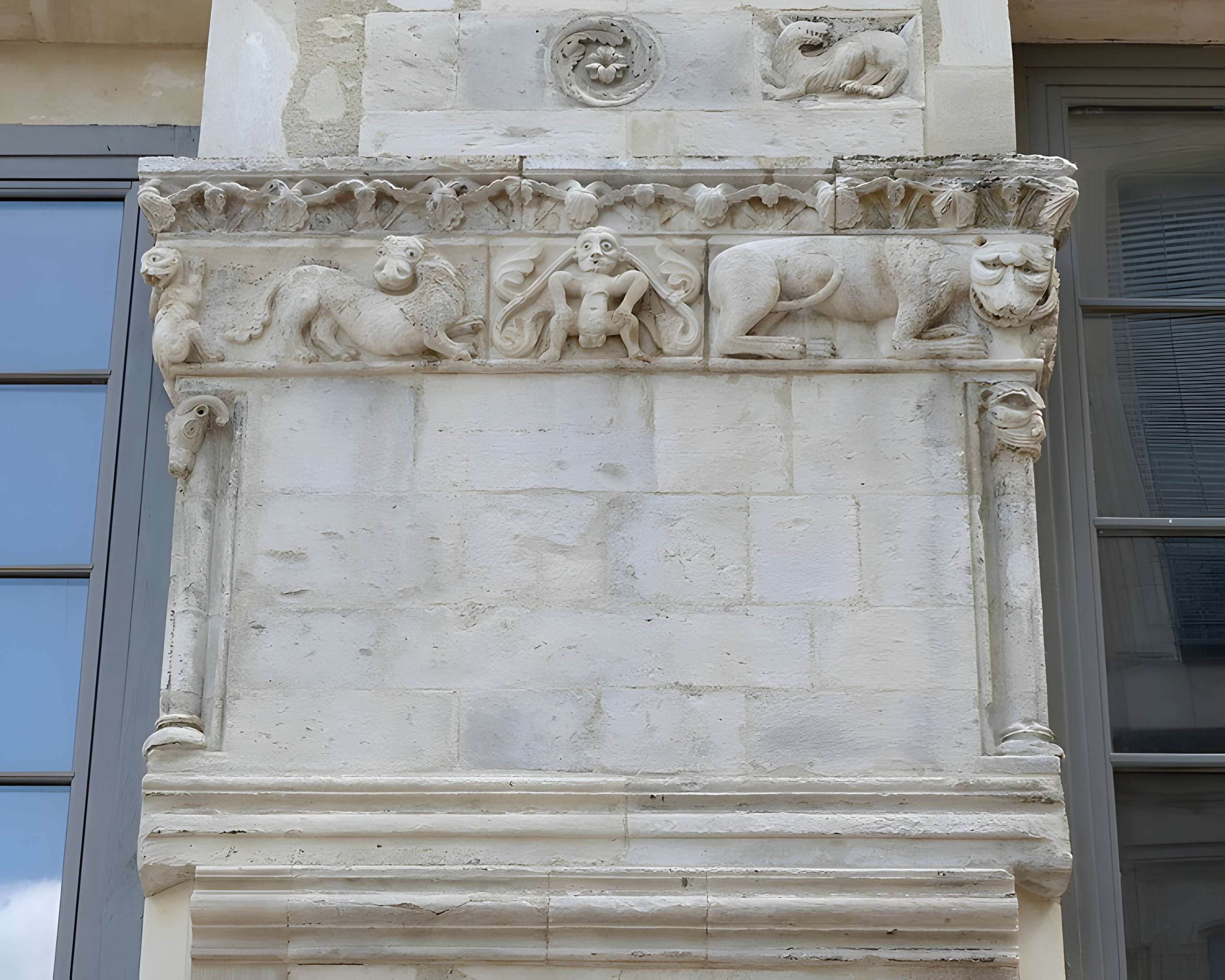 Maison romane, 1 Rue de la Madeleine à Nîmes