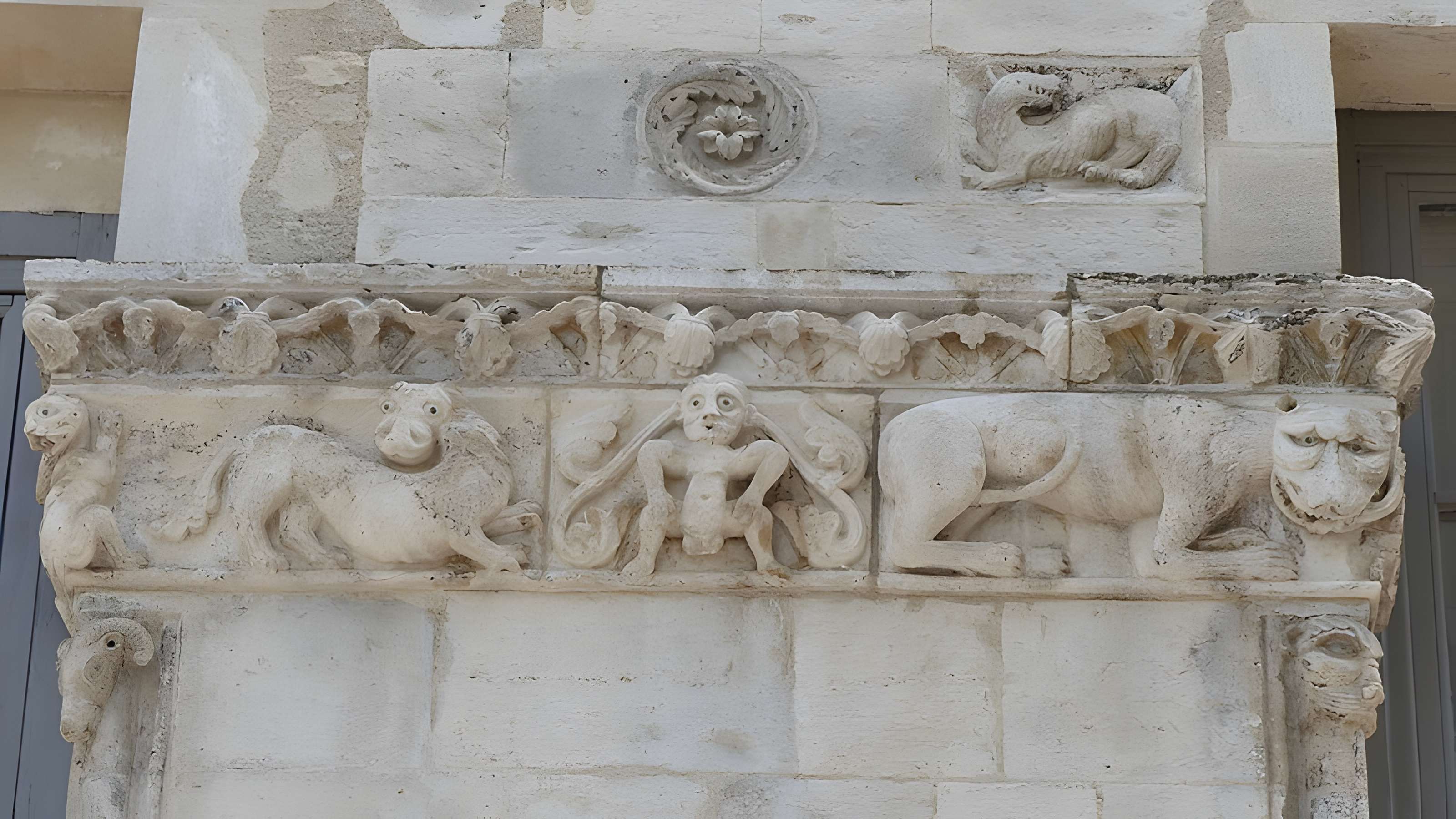 Maison romane, 1 Rue de la Madeleine à Nîmes