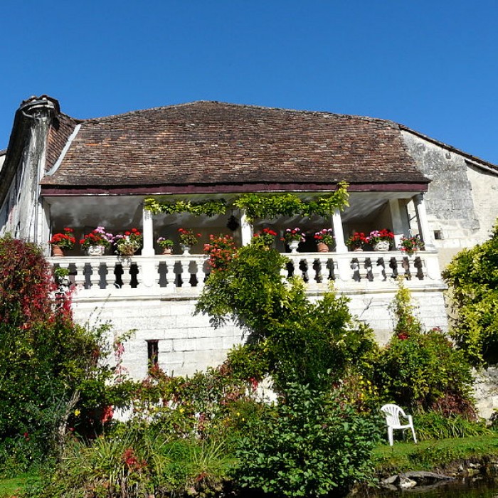 Photo de Maison voisine du pont, 1 Place Charles de Gaulle à Brantôme
