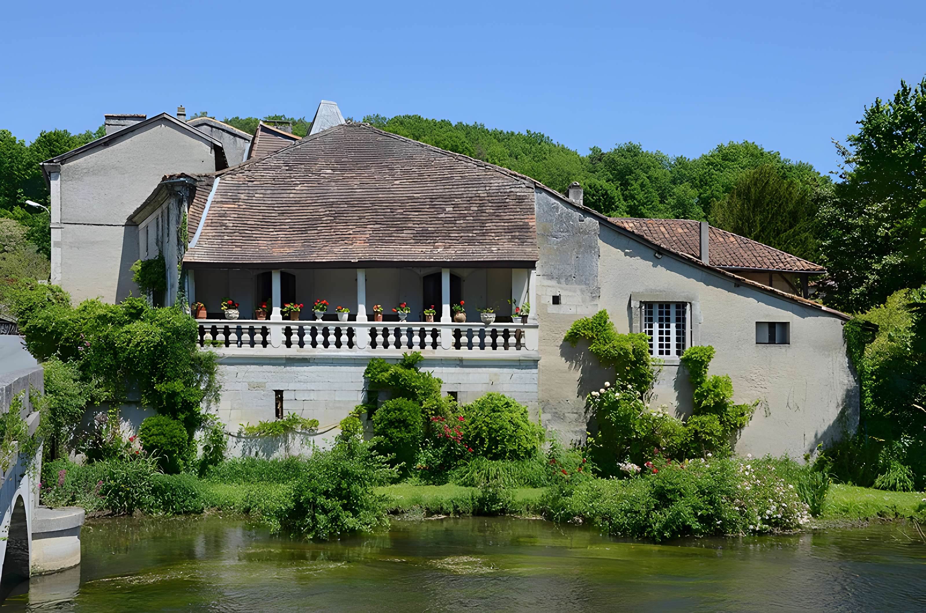 Maison voisine du pont, 1 Place Charles de Gaulle à Brantôme