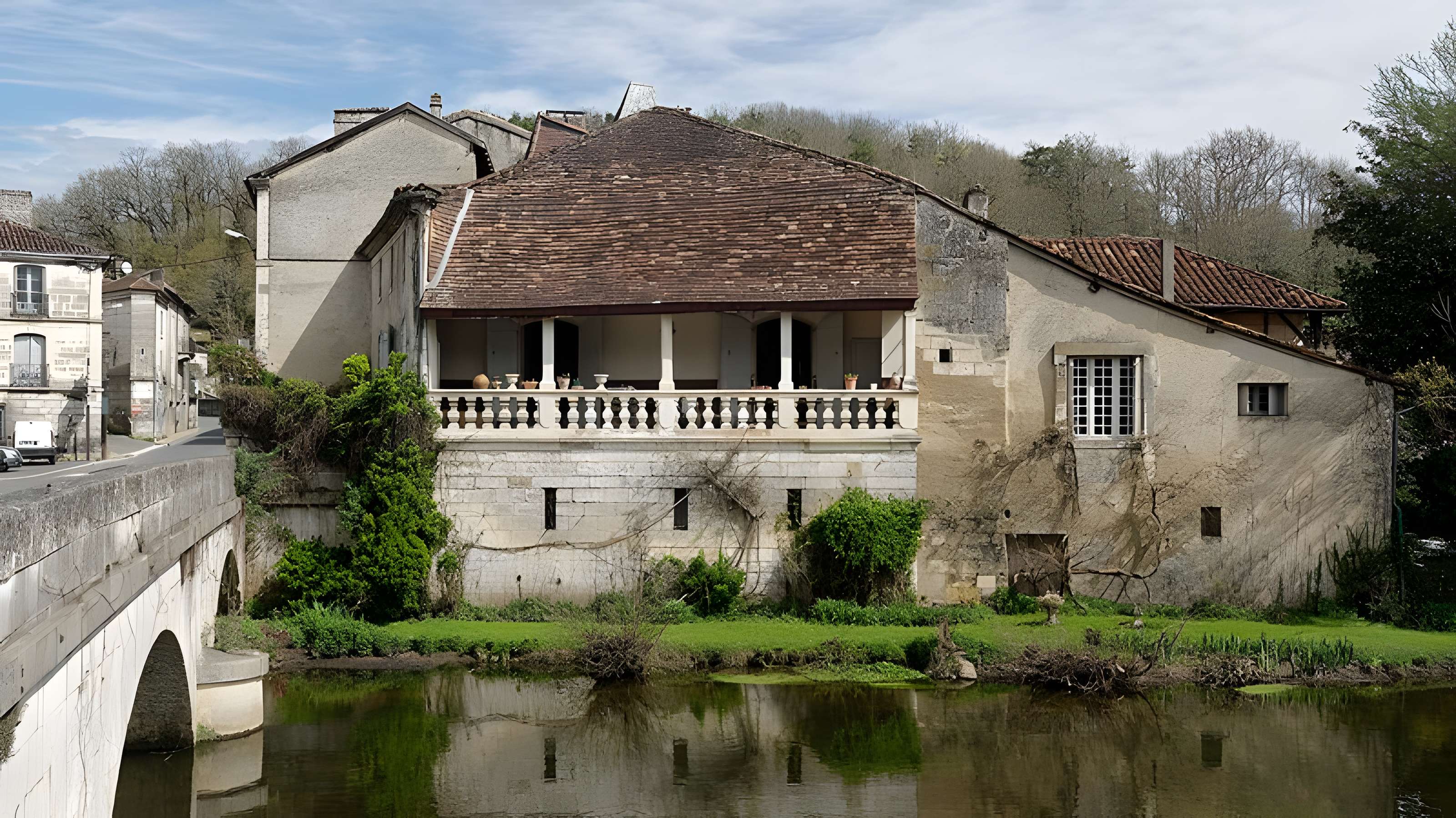Maison voisine du pont, 1 Place Charles de Gaulle à Brantôme
