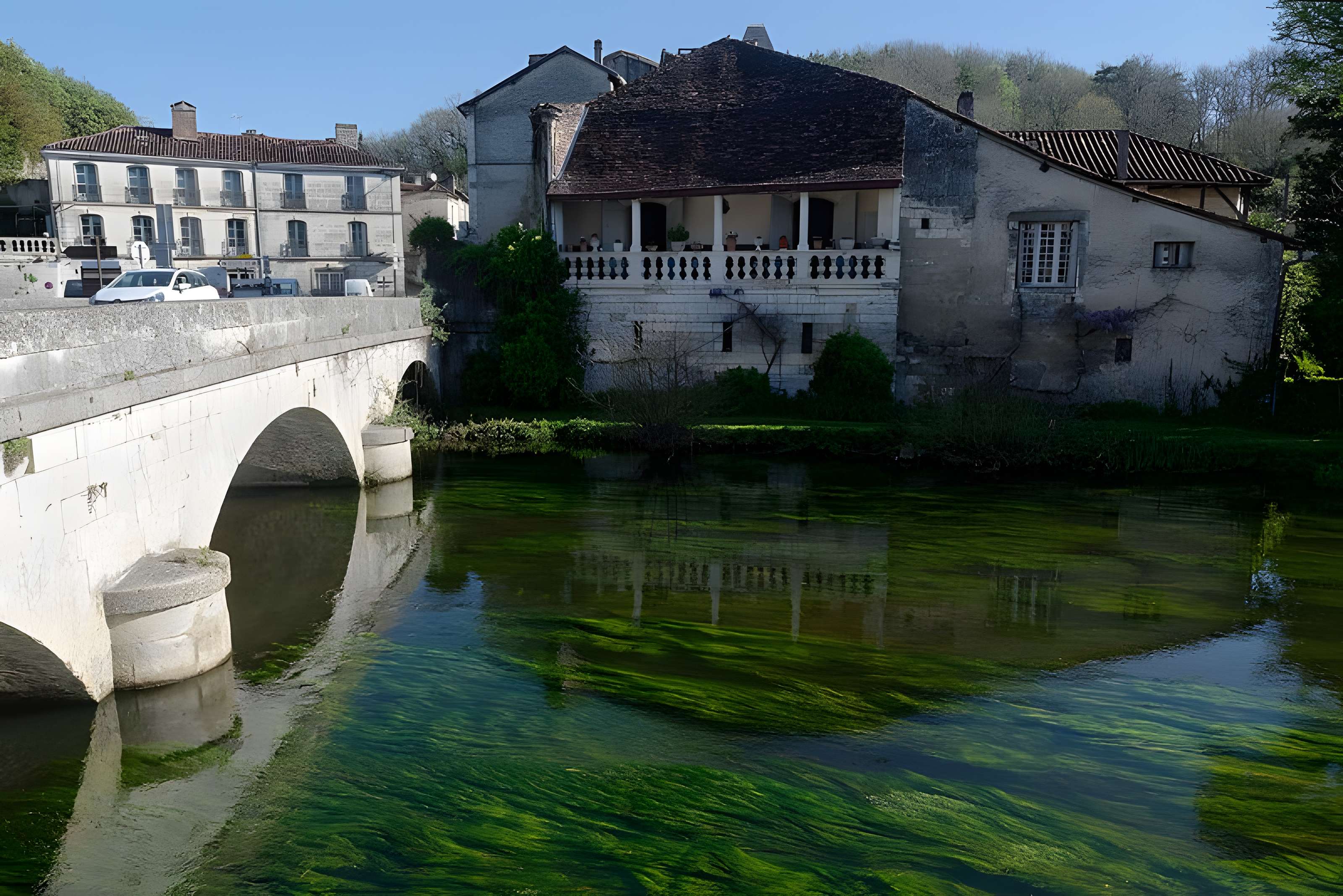 Maison voisine du pont, 1 Place Charles de Gaulle à Brantôme