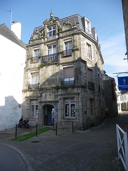 Maison, 16 Place Lamennais à Ploërmel