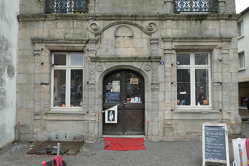 Maison, 16 Place Lamennais à Ploërmel