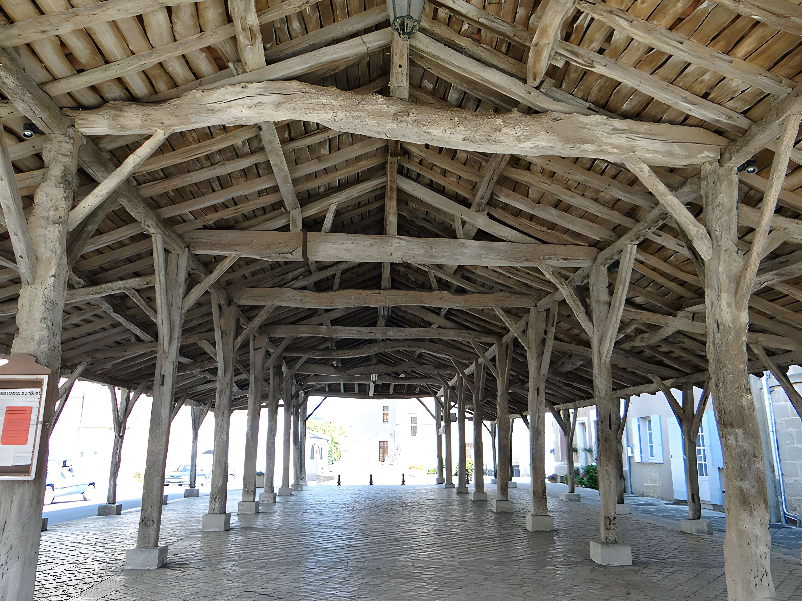 Halle de Gontaud-de-Nogaret