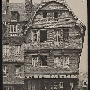 Maison, 48 Place du Centre à Guingamp
