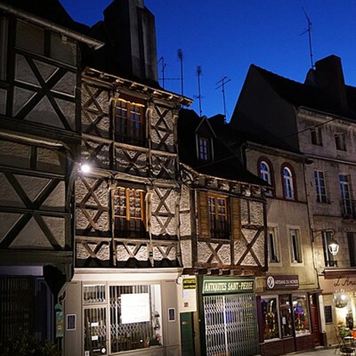 Photo de Maison, 5 place Saint-Pierre à Montluçon