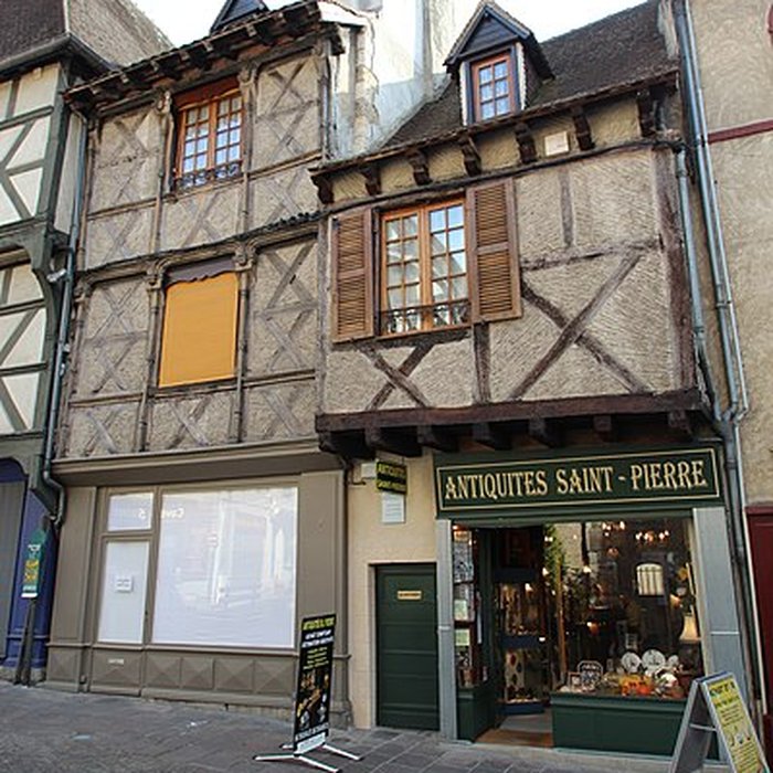 Photo de Maison, 5 place Saint-Pierre à Montluçon