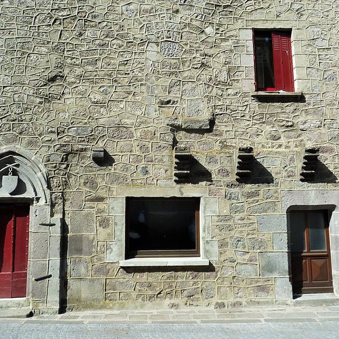Photo de Maison, Place de la Pairie à Besse-et-Saint-Anastaise