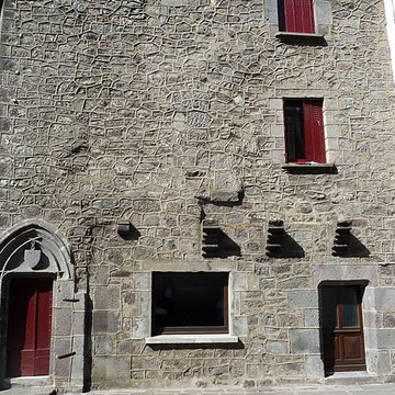 Maison, Place de la Pairie à Besse-et-Saint-Anastaise