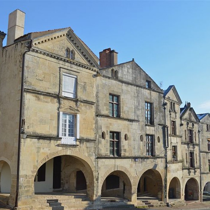 Photo de Maisons à arcades, Place Belliard à Fontenay-le-Comte