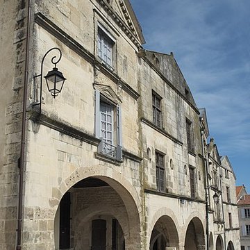 Maisons à arcades, Place Belliard à Fontenay-le-Comte