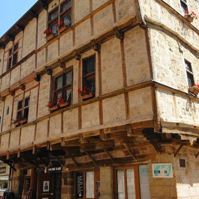 Photo de Maisons à pans de bois, Place au Blé à La Canourgue
