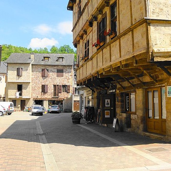 Photo de Maisons à pans de bois, Place au Blé à La Canourgue