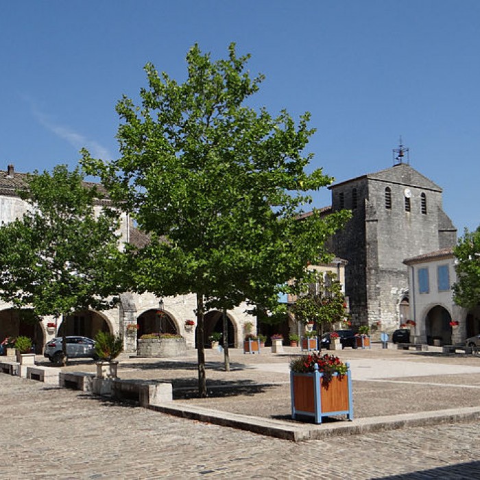 Photo de Maisons entourant la Place de la Liberté à Castelsagrat