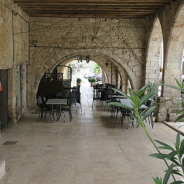 Photo de Maisons entourant la Place de la Liberté à Castelsagrat