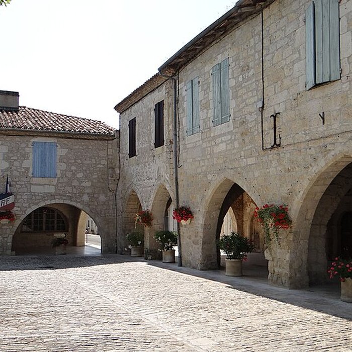 Photo de Maisons entourant la Place de la Liberté à Castelsagrat