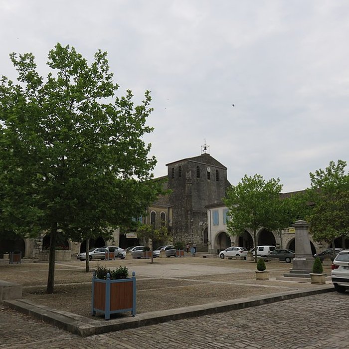 Photo de Maisons entourant la Place de la Liberté à Castelsagrat