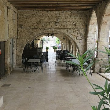 Maisons entourant la Place de la Liberté à Castelsagrat