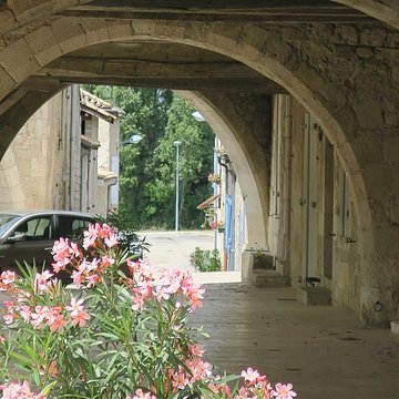 Maisons entourant la Place de la Liberté à Castelsagrat