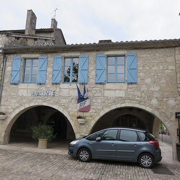 Maisons entourant la Place de la Liberté à Castelsagrat