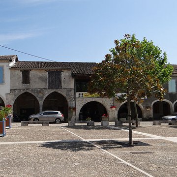 Maisons entourant la Place de la Liberté à Castelsagrat