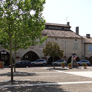 Maisons entourant la Place de la Liberté à Castelsagrat